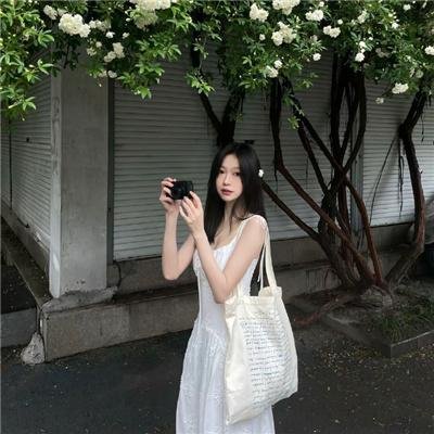 三个带面纱的女子